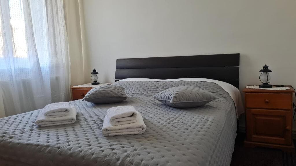 Apartman — pogled na luku