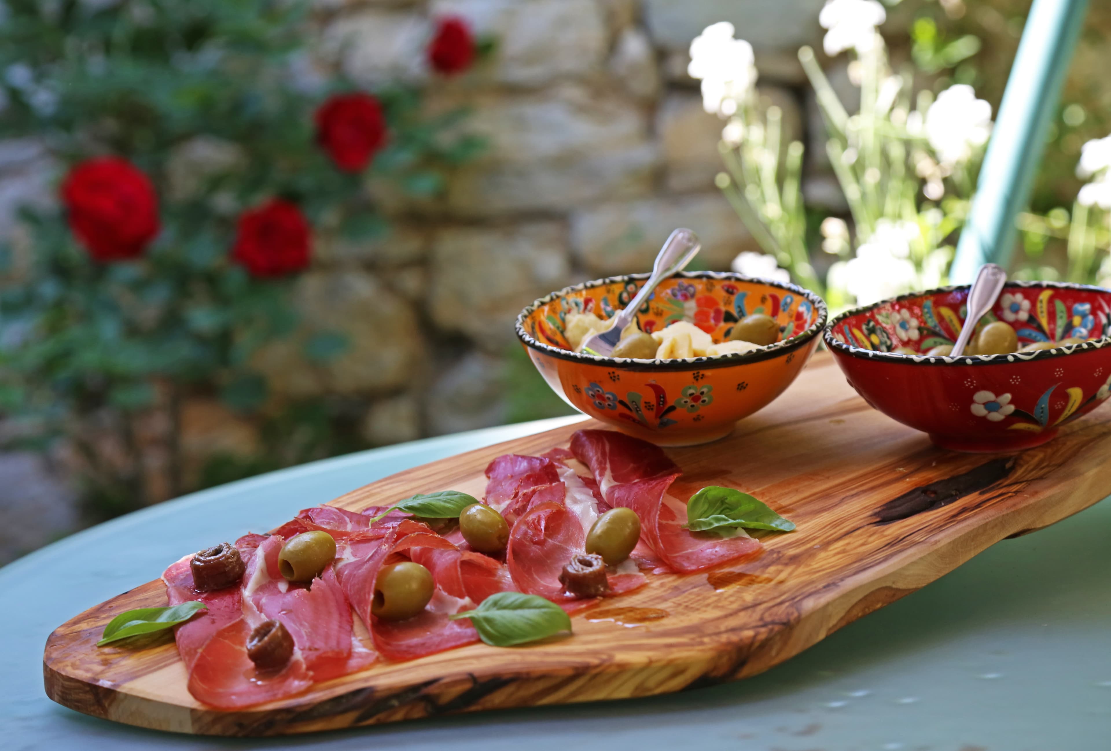 Mesna plata s pršutom, maslinovima i sirom na maslinovoj dasci u vrtu Wine Garden Skradin