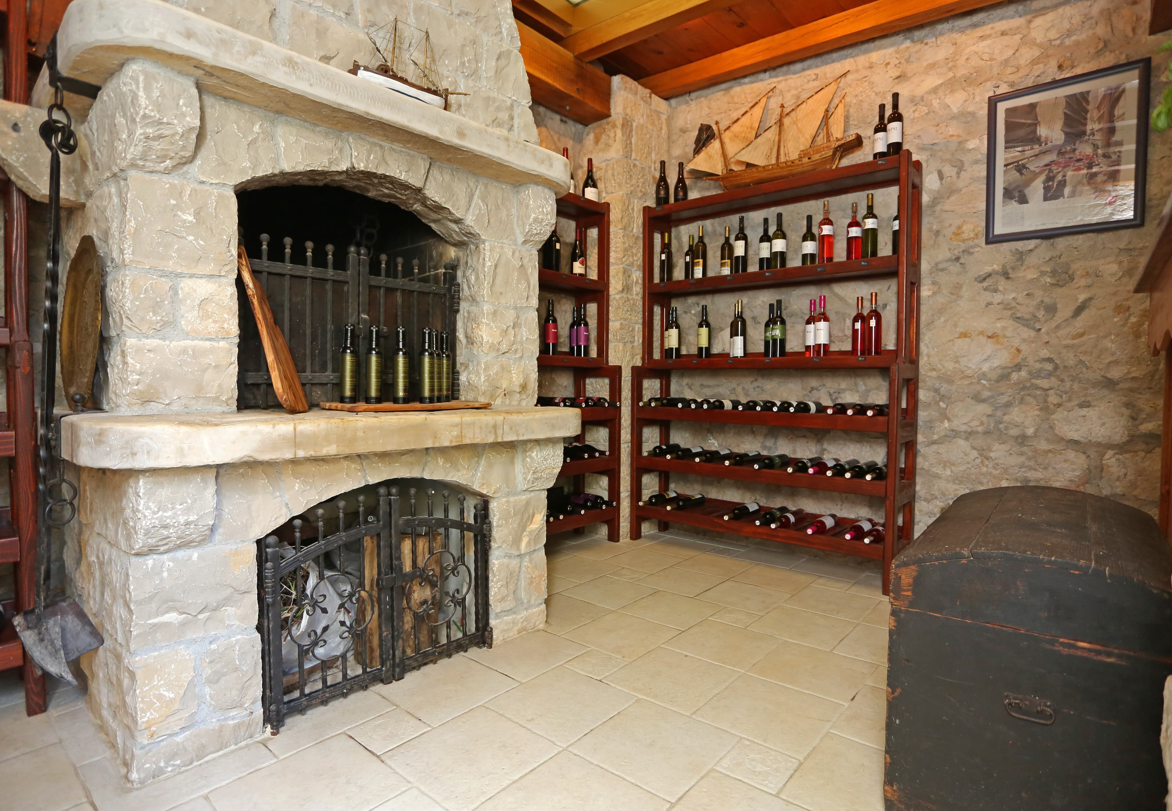 Kamin s bocama vina u vinoteci Wine Garden Skradin