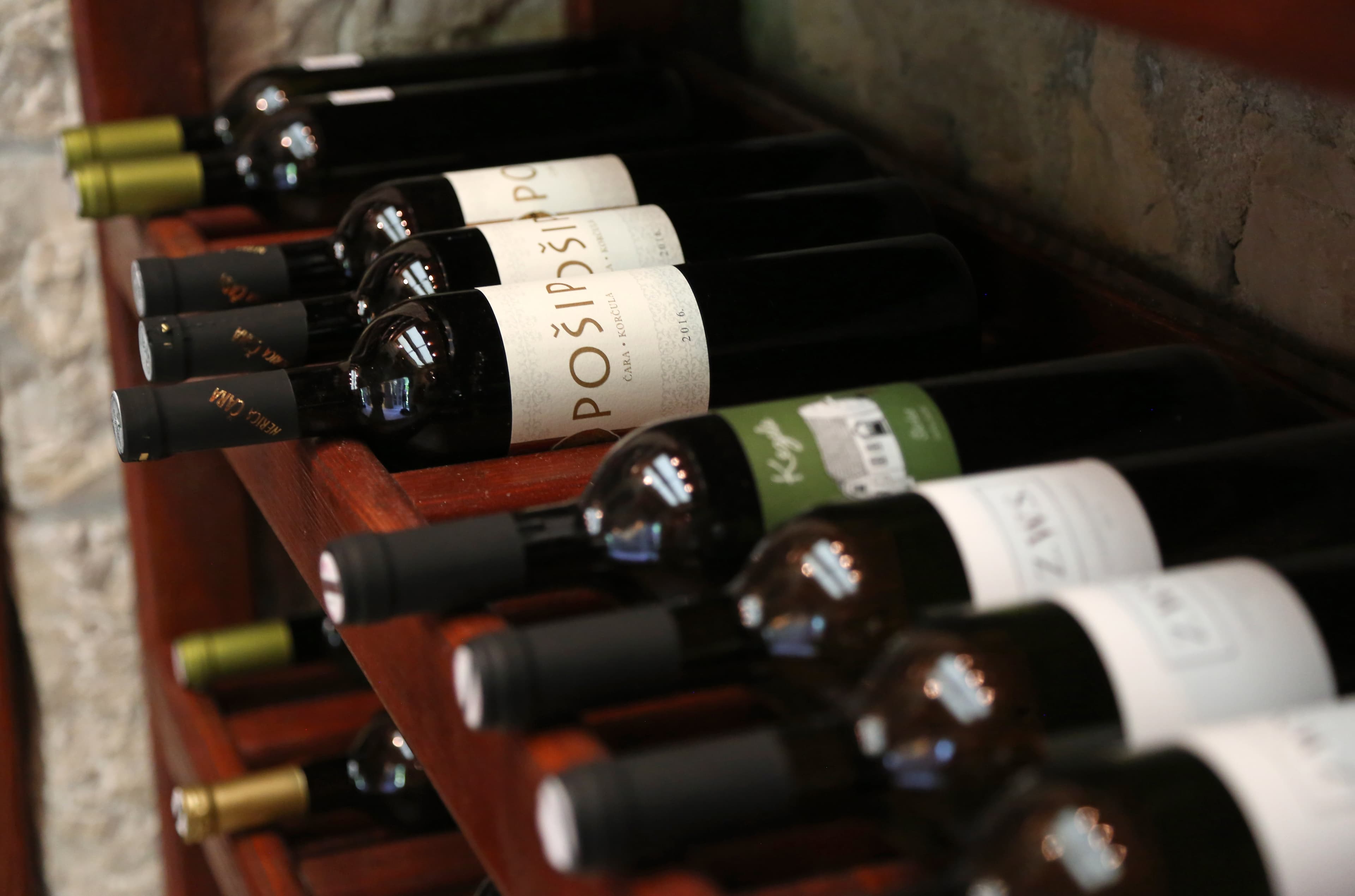 Ponuda biranih vina na policama vinoteke Wine Garden Skradin