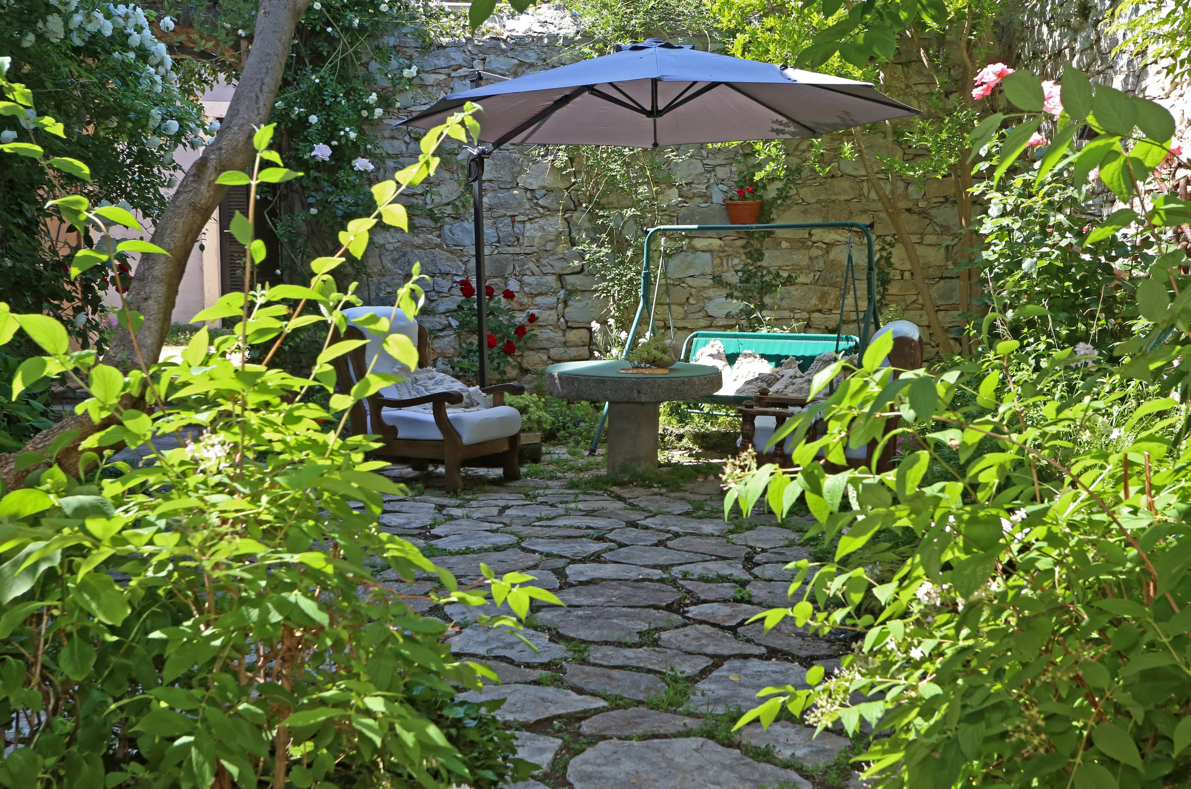 Wine Garden Skradin — vrt s pogledom na rijeku Krku u večernjim satima